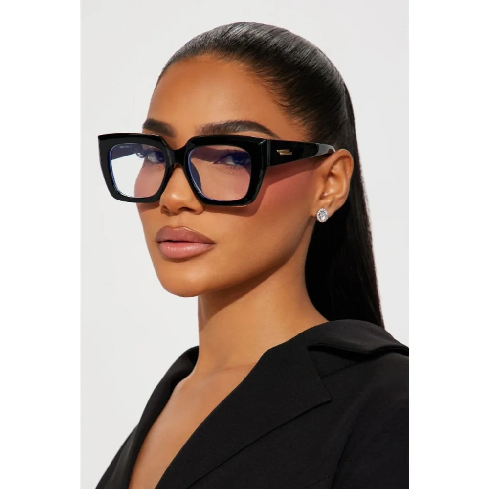๐ SOLD ๐ Stylish Black Square Sunglasses - Picture 1 of 3